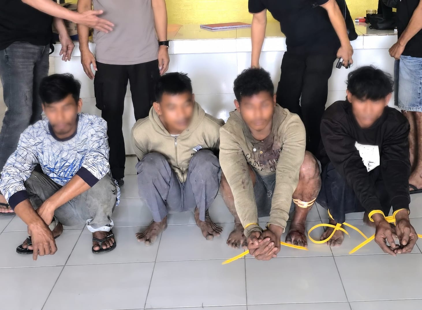 Ketgam: Empat terduga pelaku kasus dugaan pencurian aset Gardu Induk PT PLN (Persero) diamankan Tim URC Satreskrim Polres Bone. Polisi masih memburu empat terduga pelaku lainnya yang masuk daftar pencarian orang (DPO).