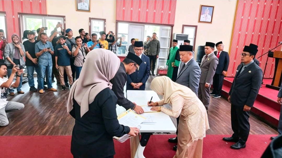 Foto: Para istri pejabat Eselon II Pemkab Polman ikut bertandatangan pakta integritas usai suaminya dilantik. (Dok.HW)