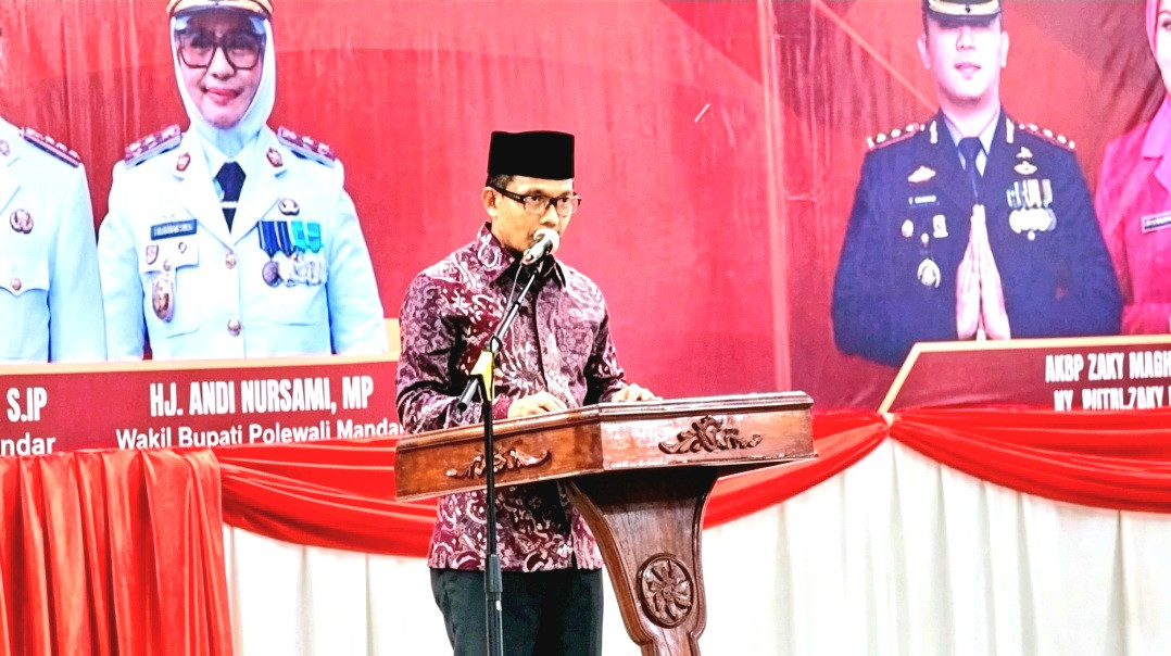 Foto: Bupati Polewali Mandar, Samsul Mahmud saat menyampaikan sambutan pada kegiatan Kenal Pamit Kapolres Polman di Aula Rumah Jabatan Bupati, Rabu (8/7/2026) malam. (Dok. HW)