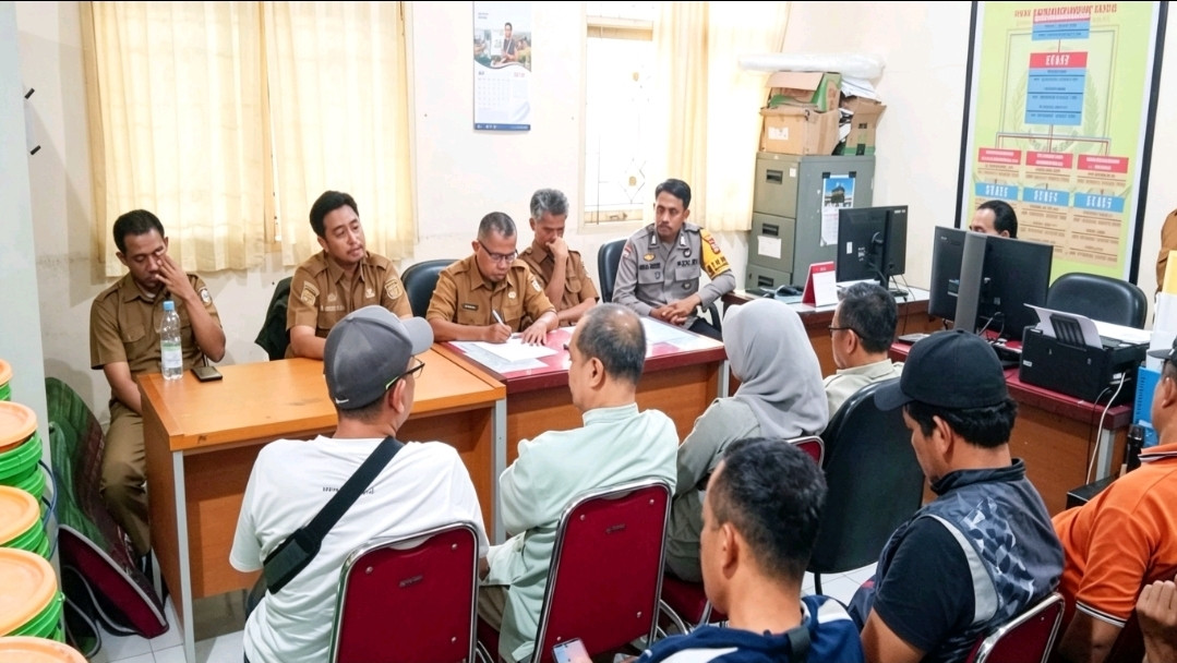 Ketgam: Pelaku usaha kuliner dan warga menyampaikan aspirasi kepada pemerintah dalam pertemuan di Kantor Lurah Tanjung Mardeka, Kecamatan Tamalate, Makassar, Rabu (8/7/2026). (ENews)