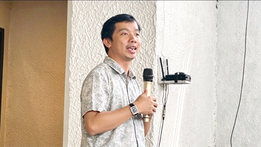 Ketgam: Ketua Panitia, Sopian Tamrin, S.Pd., M.Pd., menyampaikan laporan pelaksanaan kegiatan Pengabdian kepada Masyarakat.