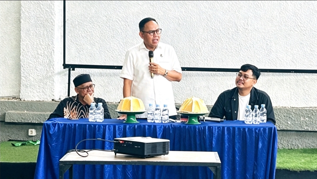 Ketgam: Wakil Bupati Bone, Dr. H. Andi Akmal Pasluddin, S.P., M.M., memberikan sambutan sekaligus membuka secara resmi kegiatan Sekolah Kebangsaan yang diselenggarakan TIM PKM FIS-H UNM.