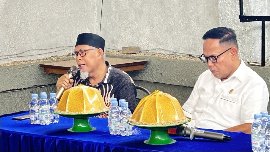 Ketgam: Ketua TIM PKM FIS-H UNM, Dr. Najamuddin, M.Hum., menyampaikan sambutan sekaligus menjelaskan tujuan pelaksanaan Sekolah Kebangsaan.
