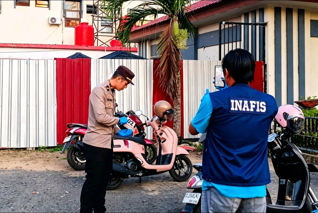 Foto: Polisi saat olah TKP motor hilang di area parkir RSUD Hajja Andi Depu Polman.