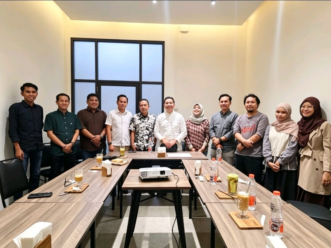 Foto bersama M. Ashrah Hidayah Usman, ketua Ika Fakultas Kedokteran dan Ilmu Kesehatan (FKIK) dan beberapa perwakilan IKA FKIK.
