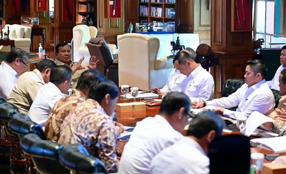 Ketgam: Presiden Prabowo Subianto memimpin rapat terbatas bersama sejumlah menteri di Kediaman Hambalang, Kabupaten Bogor, Senin (13/7/2026), yang memutuskan pemberian harga khusus BBM sebesar Rp15.000 per liter bagi nelayan dengan kapal berukuran 30–200 Gross Ton (GT). Foto: BPMI Setpres.