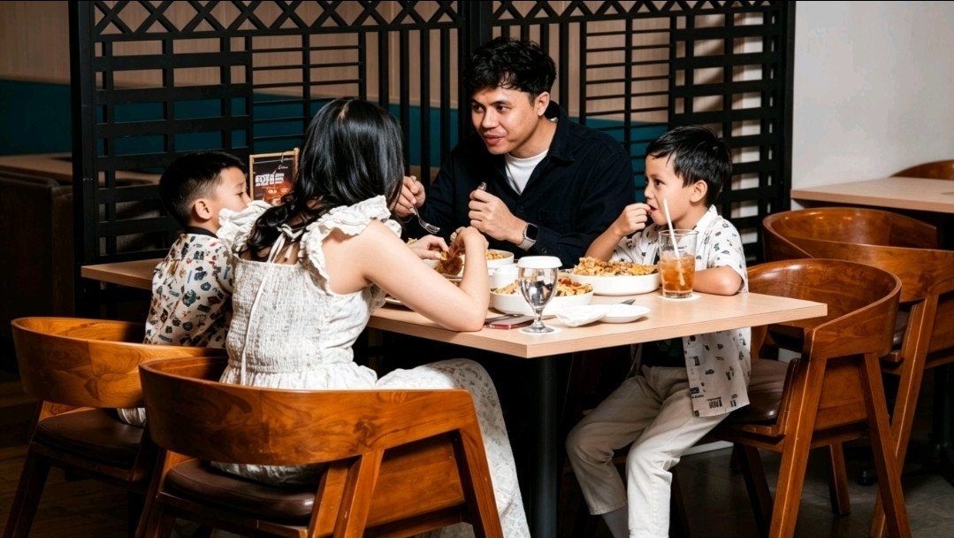Ketgam: Suasana keluarga menikmati hidangan di restoran Vasaka Hotel Makassar. Selama Juli 2026, hotel ini menghadirkan promo "School's Out" dengan paket menginap mulai Rp600 ribu per malam yang sudah termasuk sarapan untuk dua orang serta satu paket makan siang atau makan malam. (Foto: Dok. Vasaka Hotel Makassar)