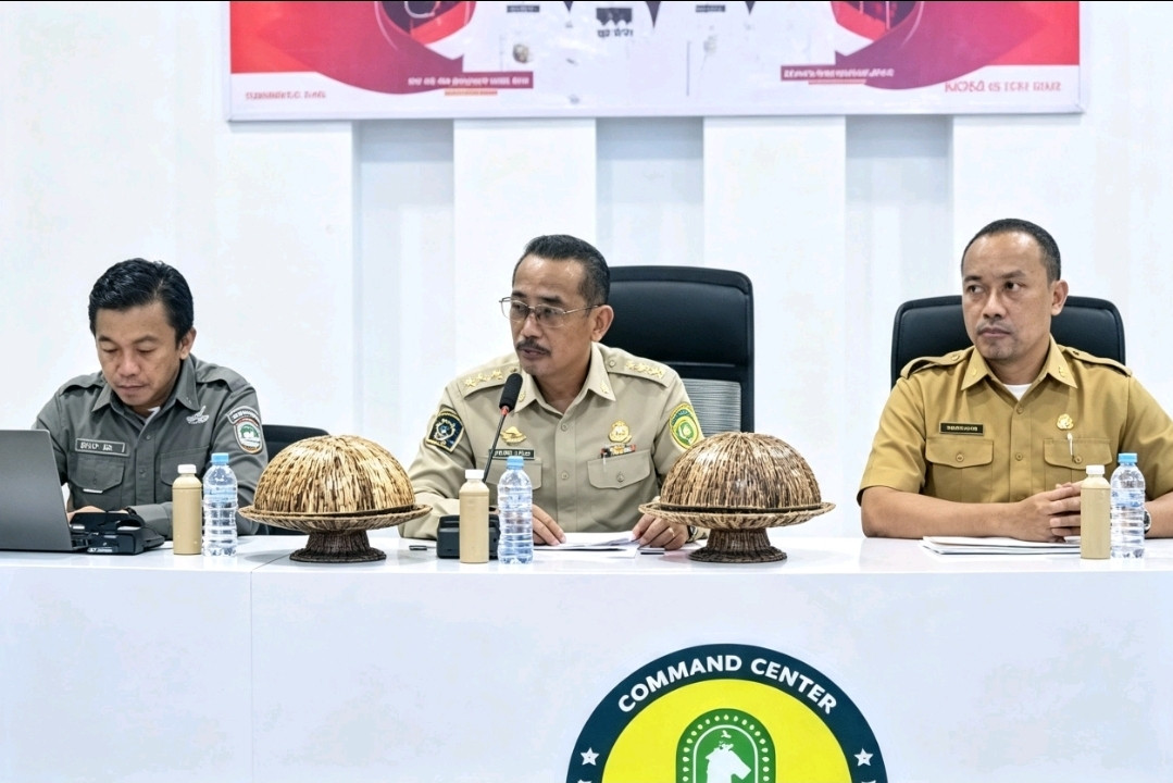 Sekretaris Daerah (Sekda) Kabupaten Sinjai, Andi Jefrianto Asapa, didampingi Kepala Dinas Penanaman Modal dan Pelayanan Terpadu Satu Pintu (DPMPTSP) Lukman Dahlan, Asisten Perekonomian dan Pembangunan Sekretariat Daerah (Setdakab) Sinjai saat menerima kunjungan Tim Verifikasi Lapangan (Verlap) South Sulawesi Investment Challenge (SSIC) Tahun 2026. (Anto)