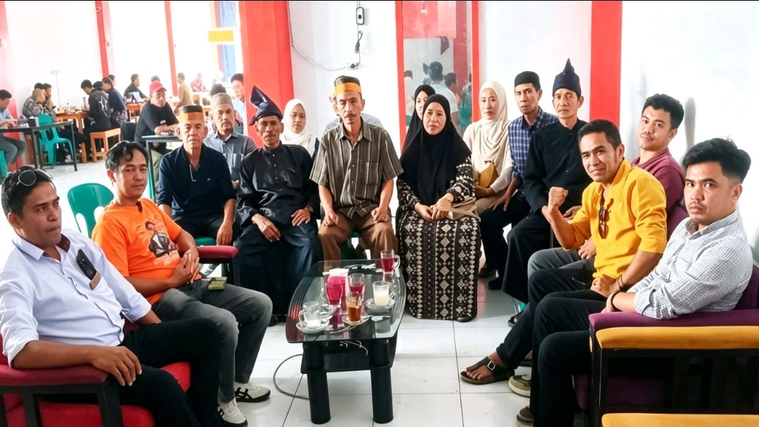 Foto: Keluarga korban Prada Hairul Muh Naim pada saat konfres di Warkop jalan Urip Sumoharjo kota Makassar. (Dok. Angki)