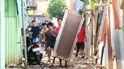 Foto: Tangkapan layar video detik-detik rumah dua bersaudara di Makassar diserang oleh sekelompok pria karena dituding mencuri ayam. (Angki/ENews)