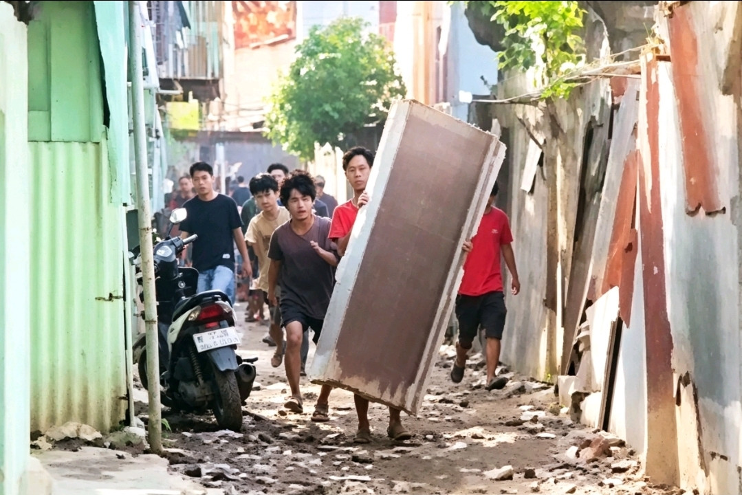 Foto: Tangkapan layar video detik-detik rumah dua bersaudara di Makassar diserang oleh sekelompok pria karena dituding mencuri ayam. (Angki/ENews)