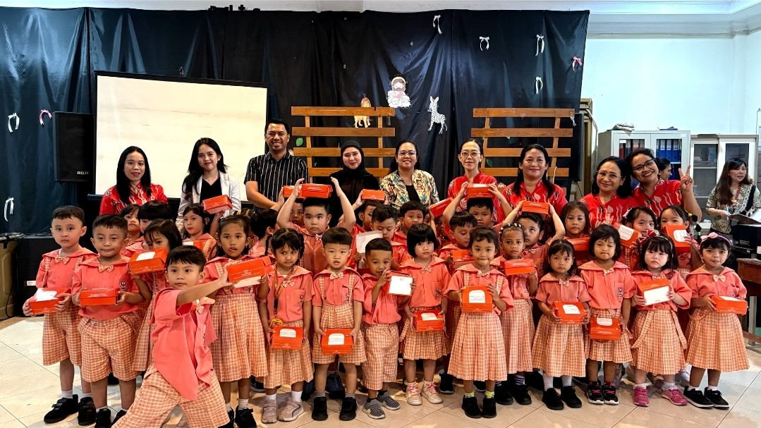 Foto: Karyawan Vasaka Hotel berpose bersama murid TK Pelita Kasih. (Humas Vasaka Hotel Makassar)