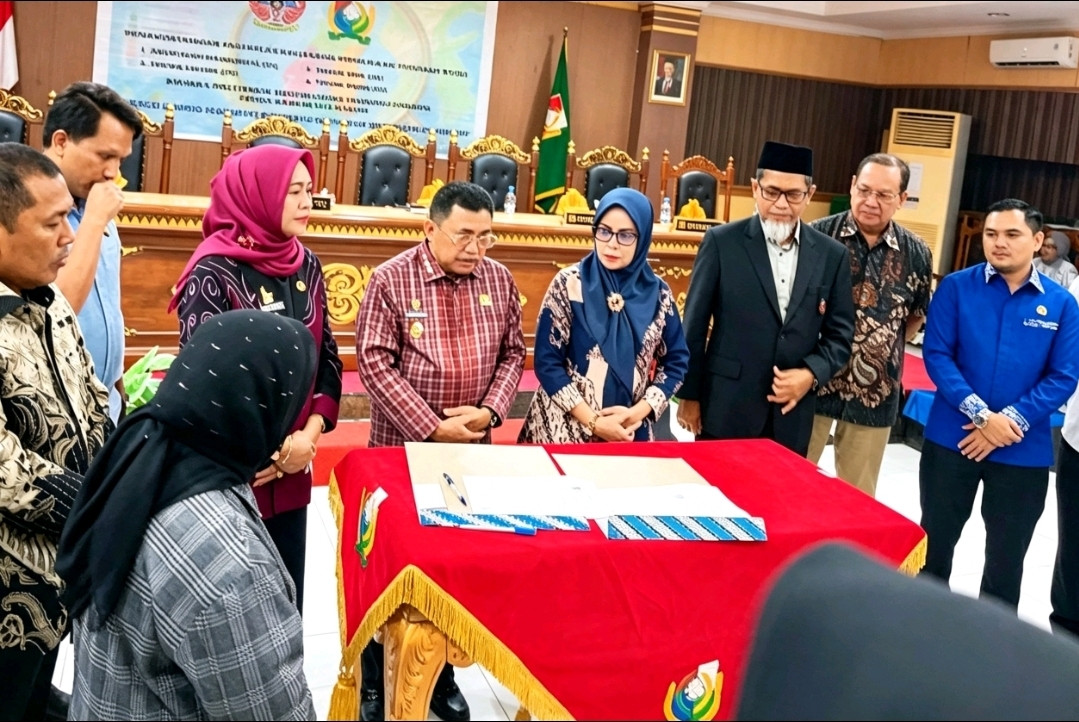 Ketgam: Penandatanganan MoU Program Kelas Kerja Sama (KKS) PNUP dan Pemkab Majene di Ruang Pola Kantor Bupati Majene. (Kambel/ENews)