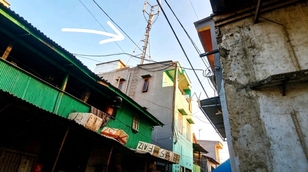 Ketgam: Menara BTS yang berdiri di atas bangunan bertingkat di Jalan Tinumbu, Kelurahan Layang, Kecamatan Bontoala, Makassar, diprotes warga yang mempertanyakan legalitas perpanjangan kontrak serta aspek keselamatan bangunan. (Angki)