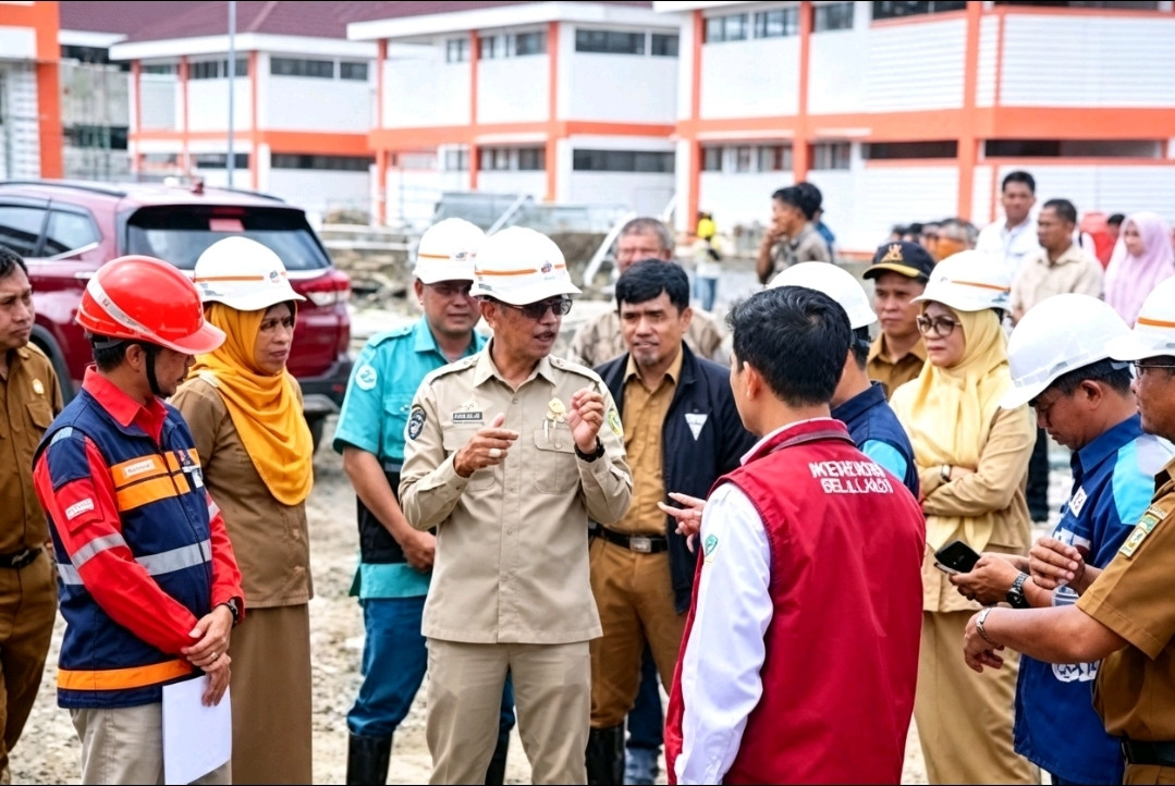 Ketgam: Sekda Sinjai Andi Jefrianto Asapa meninjau kesiapan fasilitas Sekolah Rakyat Terintegrasi 1 Sinjai di Tanassang, Kecamatan Sinjai Utara, jelang dimulainya proses belajar mengajar pada 31 Juli 2026. (Anto)
