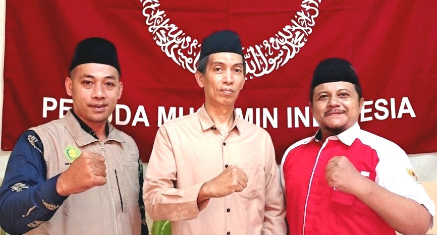 Foto: Ketua Umum PB Pemuda Muslimin Indonesia, Muhammad Kasman (tengah), bersama jajaran pengurus usai menyampaikan hasil rekomendasi Pleno I PB Pemuda Muslimin Indonesia yang antara lain mendesak pemerintah dan DPR RI menyusun regulasi terkait isu LGBT di Jakarta. (Dok. Humas PB PMI)