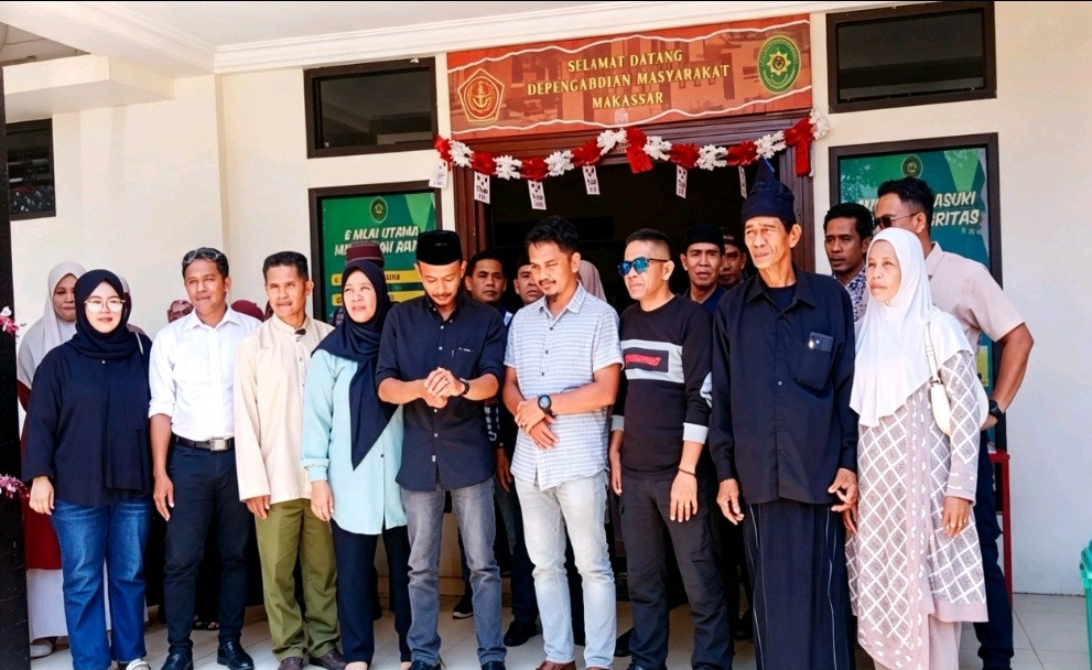 Foto: Keluarga almarhum Prada Herul M. Nail bersama tim pendamping usai menghadiri sidang pembacaan putusan perkara penganiayaan di Pengadilan Militer III-16 Makassar, Kamis (30/7/2026). (Dok. Balqis)