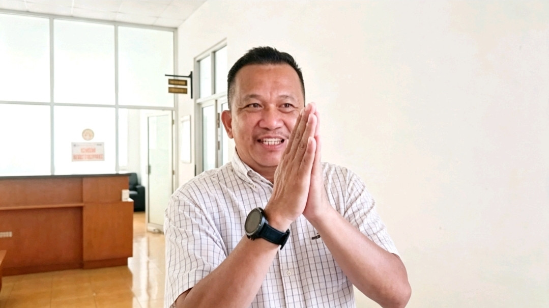 Foto: Irwandi menangkupkan kedua tangannya di hadapan awak media. Gestur tersebut, menurutnya, merupakan simbol doa dan permohonan agar seluruh persoalan dapat diselesaikan secara bijaksana. (Dok. ENews)