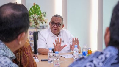 Foto: Wakil Menteri Ketenagakerjaan Afriansyah Noor saat menyampaikan penjelasan dalam dialog bersama manajemen perusahaan dan Pemerintah Kabupaten Temanggung, Rabu (29/7/2026). (Humas Kemnaker)
