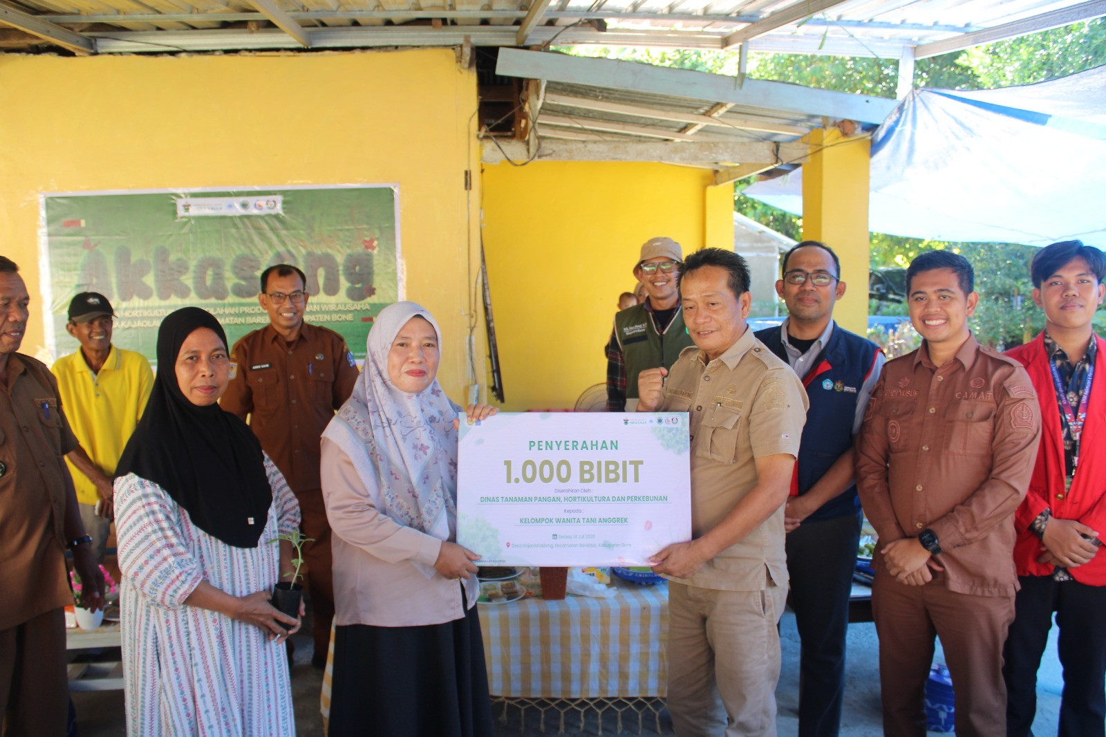 Ketgam: Penyerahan bibit hortikultura dari Pemkab Bone untuk UKM KPI pada kegiatan penanaman hortikultura di Desa Kajaolaliddong, Bone.