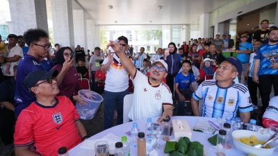 Gubernur Sulbar, SDK bersama masyarakat nobar Argentina Vs Swiss di halaman kantor gubernur Sulbar dan siapkan undian Door Prize.
