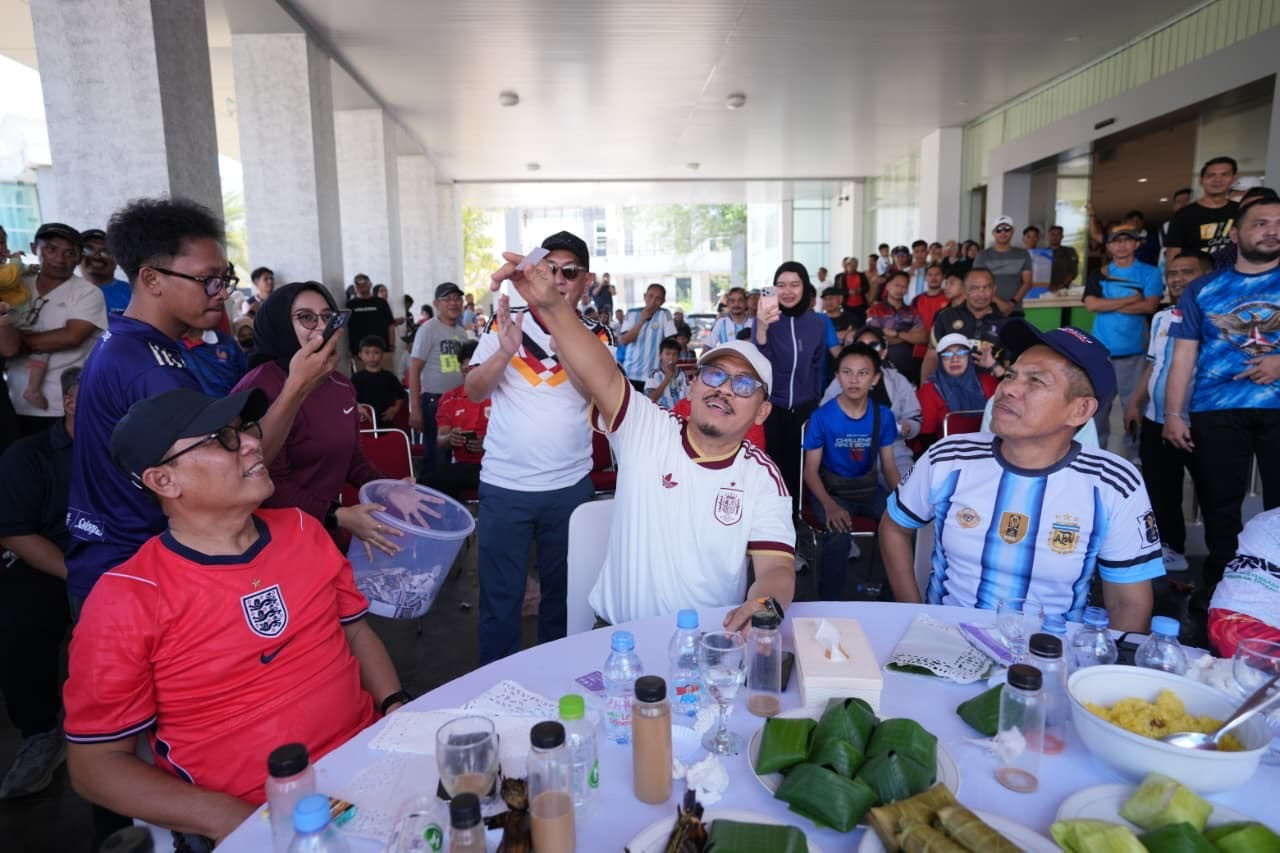 Gubernur Sulbar, SDK bersama masyarakat nobar Argentina Vs Swiss di halaman kantor gubernur Sulbar dan siapkan undian Door Prize.