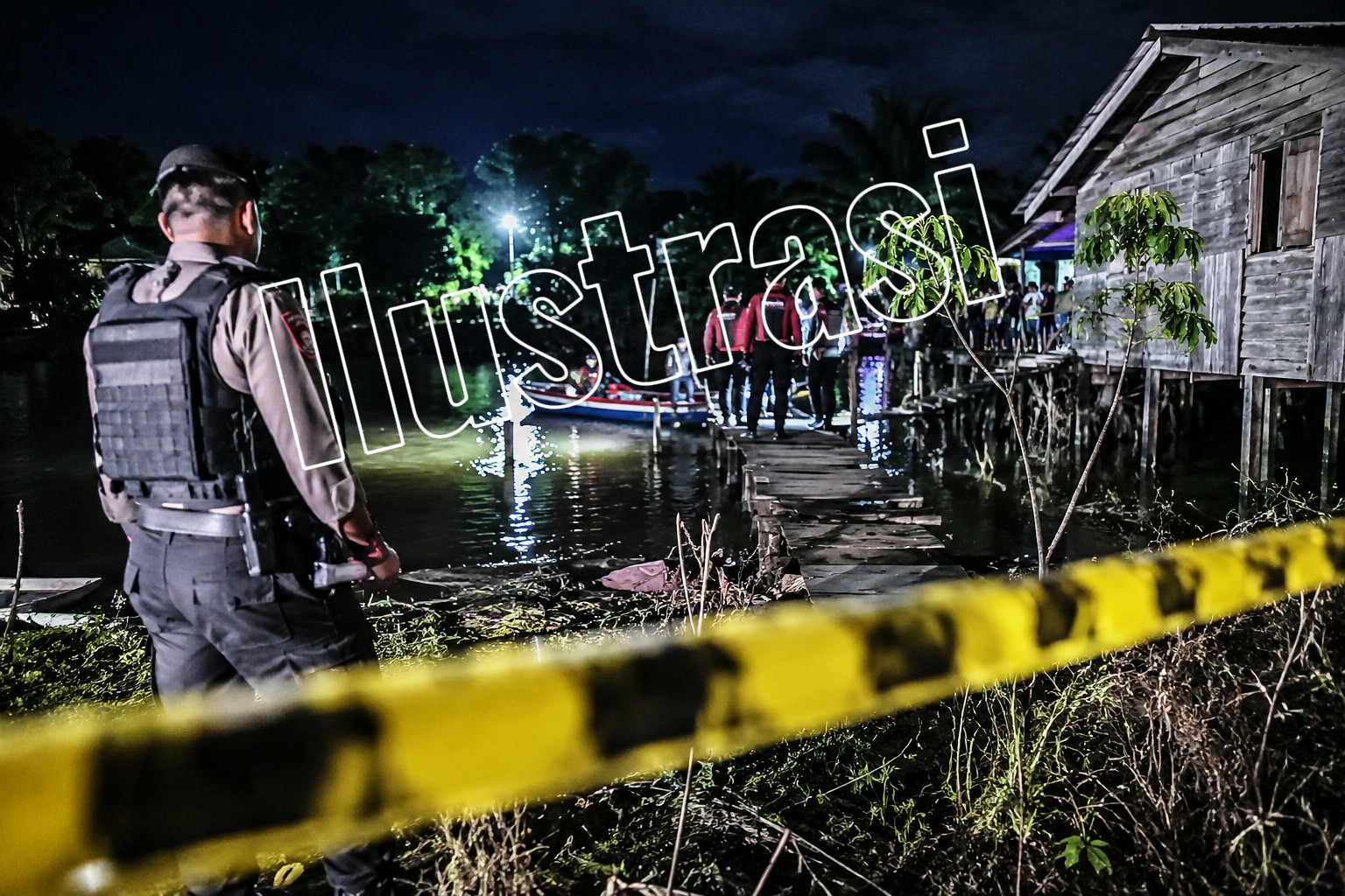 Ketgam: Ilustrasi suasana pengamanan di lokasi operasi kepolisian di kawasan bantaran sungai dengan garis polisi terpasang. Ilustrasi ini tidak menggambarkan lokasi maupun peristiwa sebenarnya.