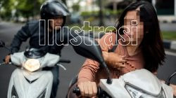Ketgam: Ilustrasi seorang pengendara perempuan menjadi korban pelecehan seksual di jalan raya oleh pelaku bermotor. Aksi "begal payudara" kembali meresahkan warga di Kabupaten Bone. (Ilustrasi/AI)