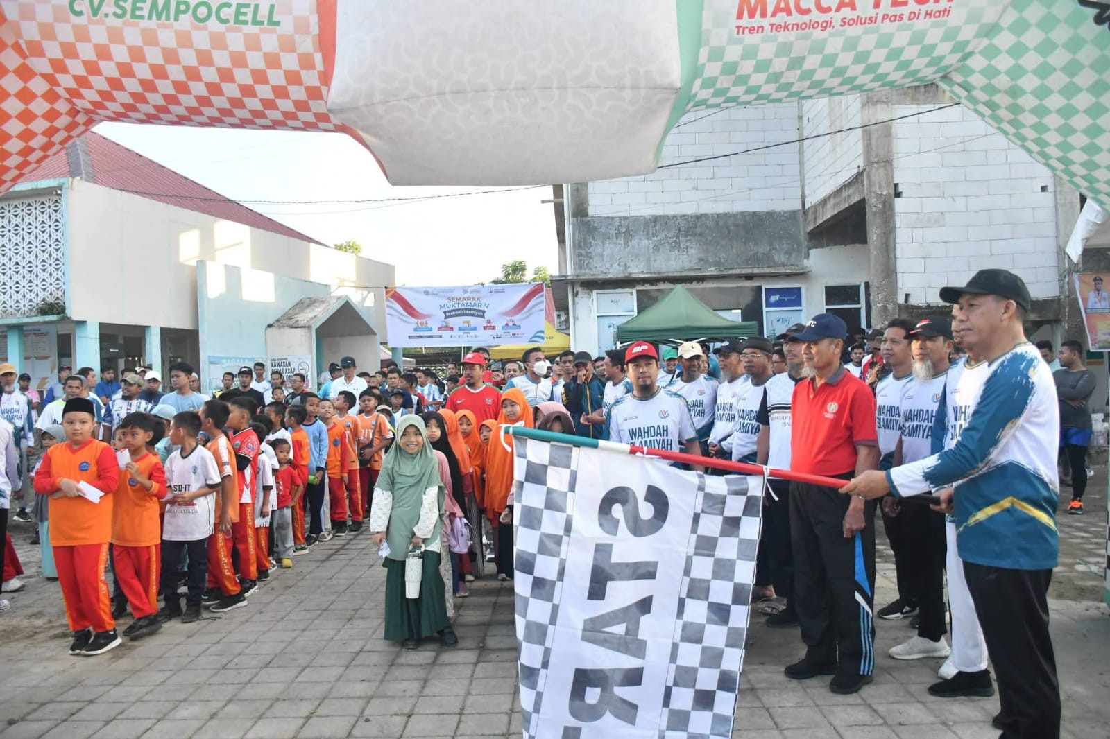 Wakil Bupati Sinjai, Andi Mahyanto Mazda, melepas ribuan peserta jalan santai dalam rangka Semarak Muktamar V Wahdah Islamiyah di Kabupaten Sinjai, Sabtu (1/8/2026).
