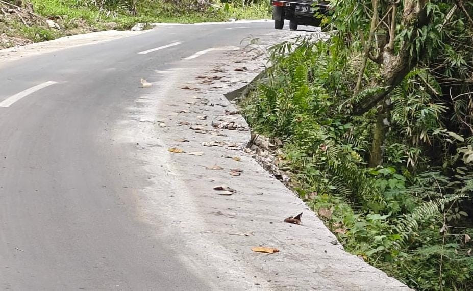 Foto: Penampakan hasil pekerjaan bahu jalan yang tidak rapi oleh CV Karya Musyawarah di Luyo, Polman. (Dok. ENews)