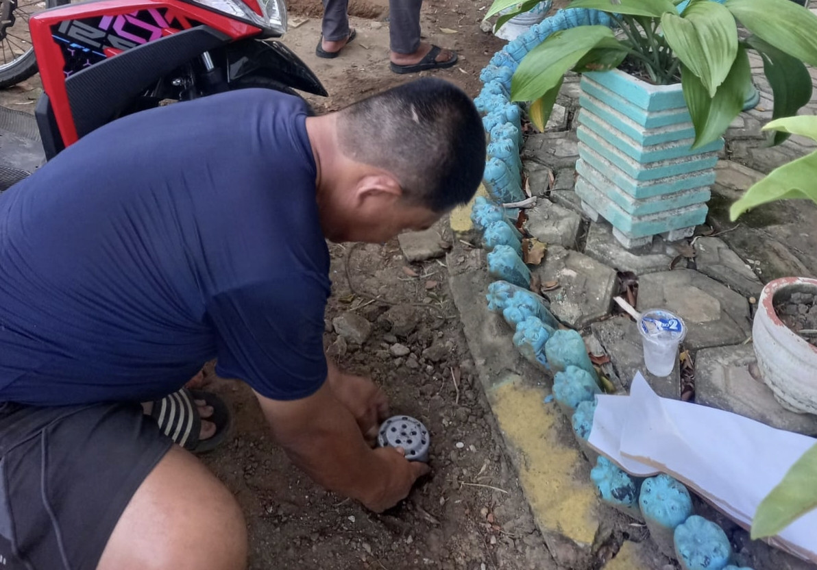 Ketgam: Petugas DLH Kabupaten Wajo saat memasang lubang biopori di area taman kantor DLH, sebagai bagian dari program pengelolaan sampah organik berbasis sumber. (Ikbal)