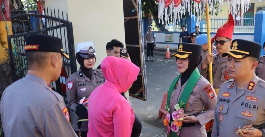 Ketgam: AKBP Andi Mayasari Patongai didampingi suaminya, AKBP Supriantoro, menerima prosesi penyambutan saat tiba di Mapolres Bantaeng, Senin (3/8/2026), menandai dimulainya kepemimpinannya sebagai Kapolres Bantaeng. (Foto: Ismail L/ENews Indonesia)