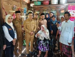 Bupati Polman Salurkan Lima Kursi Roda untuk Penyandang Disabilitas