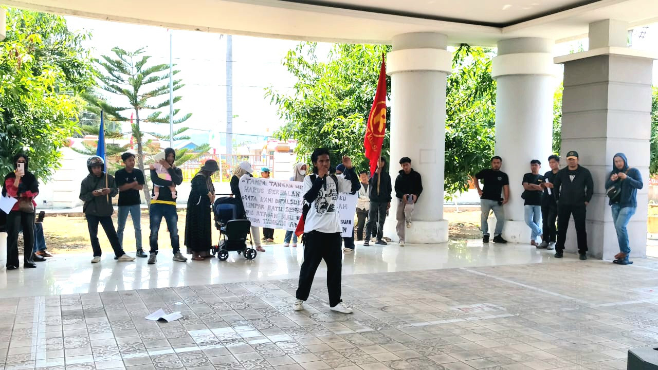 Foto: Ratusan Aksi saat gelar aksi demonstrasi di halaman kantor DPRD Polman. (Dok. HW)
