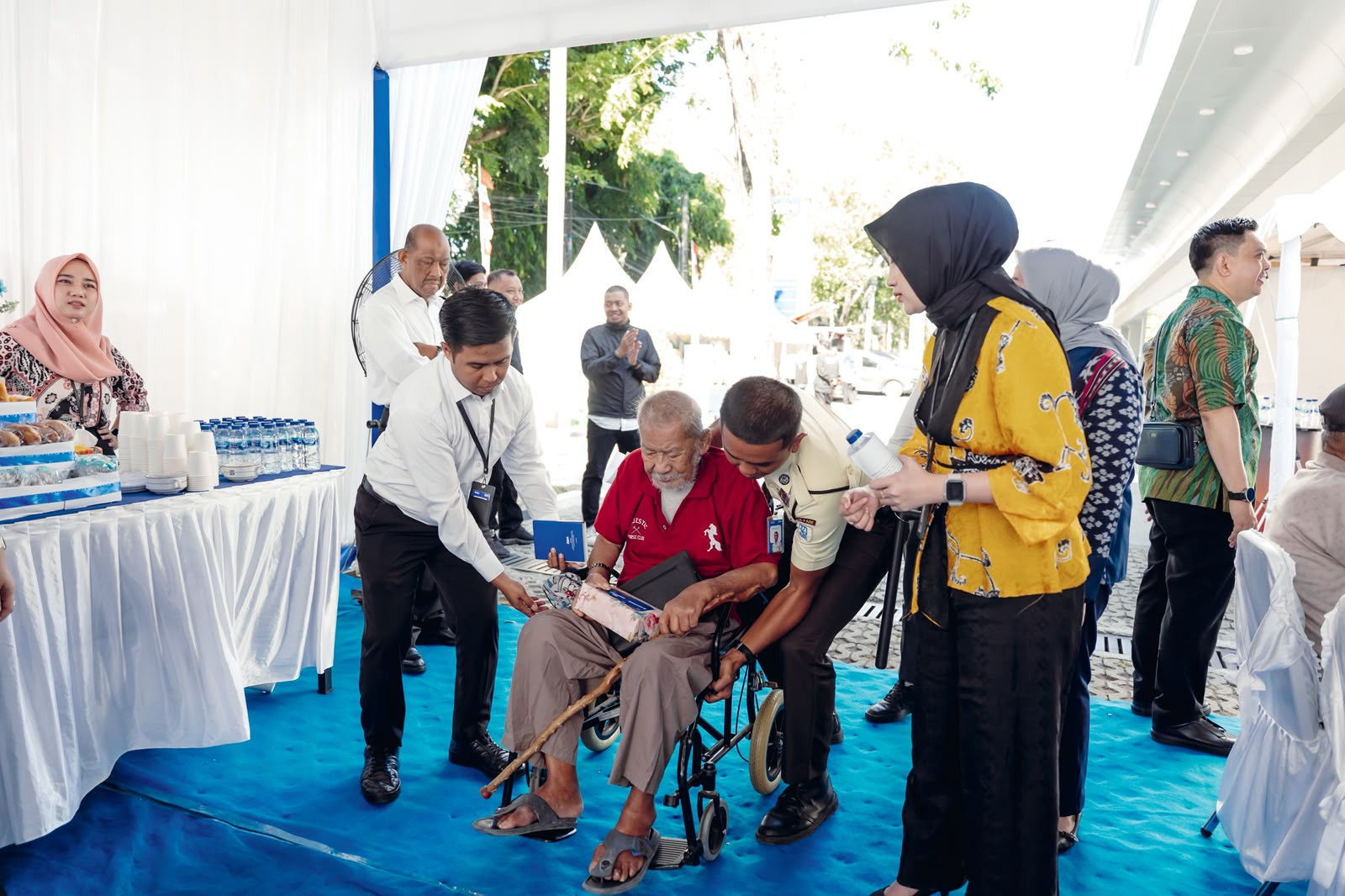 Ketgam: Petugas BRI memberikan pendampingan dan layanan kepada nasabah pensiunan dalam kegiatan Apresiasi Nasabah Pensiunan di BRI Branch Office Parepare, Selasa (4/8/2026). Foto: Anto