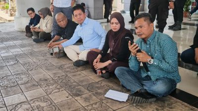 Massa aksi saat menggelar aksi unjuk rasa di DPRD Polman terkait Penyalahgunaan Data Nasabah oleh PNM Mekaar Wonomulyo dan diterima lansung oleh Pimpinan dan Anggota DPRD Polman. (Dok. HW)