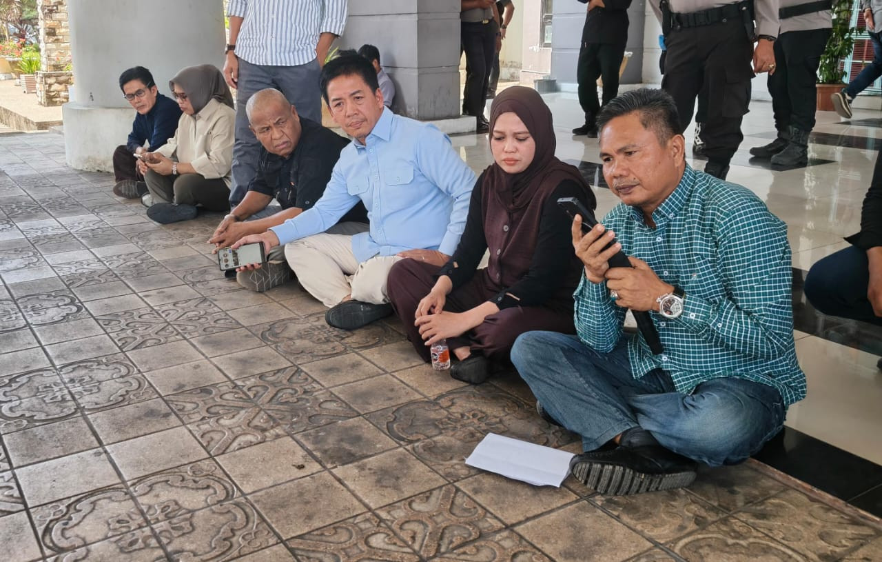 Massa aksi saat menggelar aksi unjuk rasa di DPRD Polman terkait Penyalahgunaan Data Nasabah oleh PNM Mekaar Wonomulyo dan diterima lansung oleh Pimpinan dan Anggota DPRD Polman. (Dok. HW)