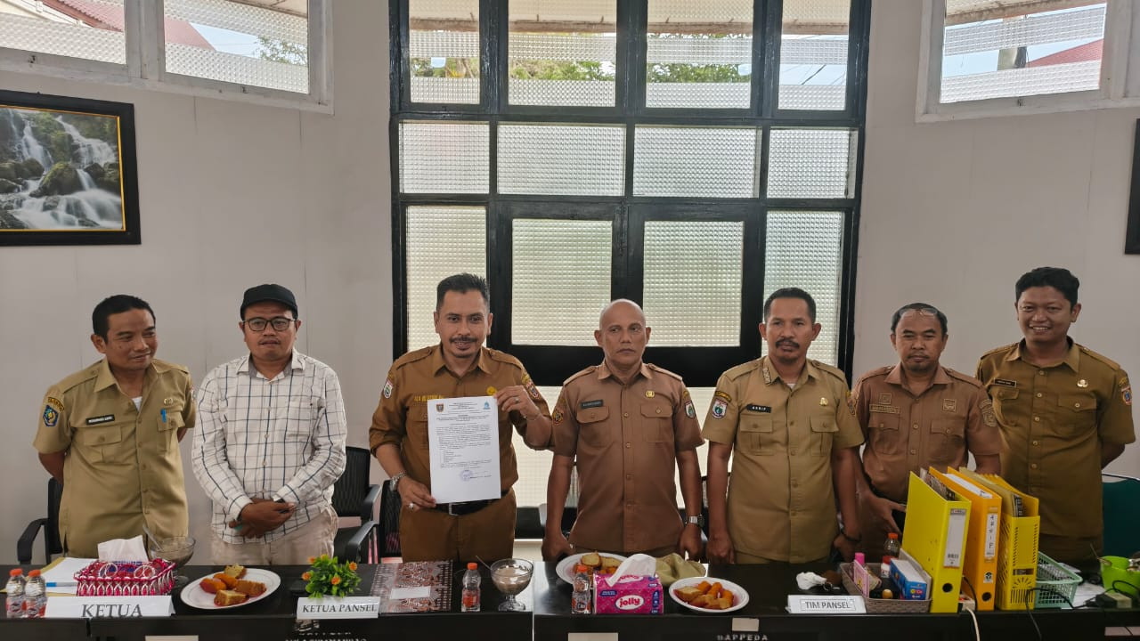 Foto: Pansel gelar konferensi pers hasil seleksi administrasi calon direktur Direktur Perusahaan Umum Daerah (Perumda) Air Minum Wai Tipalayo Polewali Mandar. (Dok. HW)