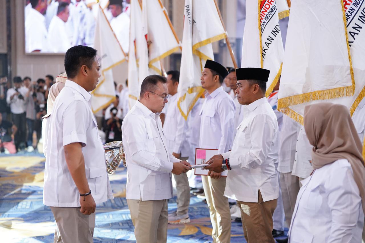 Ketua Harian DPP Partai Gerindra Sufmi Dasco Ahmad menyerahkan SK kepada Bupati Wajo Andi Rosman sebagai Ketua DPC Partai Gerindra Kabupaten Wajo dalam Rakorda DPD Gerindra Sulsel di Upperhills, Makassar, Selasa (4/8/2026).