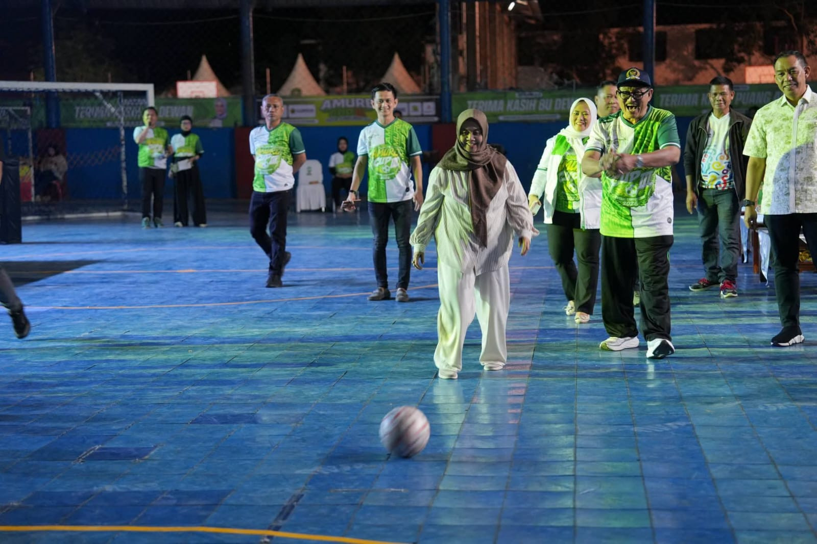 Ketgam: Anggota Komisi X DPR RI Fraksi PKB, H. Andi Muawiyah Ramly, didampingi Bupati Sinjai Ratnawati Arif, melakukan tendangan pertama sebagai tanda dibukanya Amure Cup III Futsal Competition 2026 di Lapangan Futsal Indoor Sinjai, Kamis (6/8/2026). (Anto)