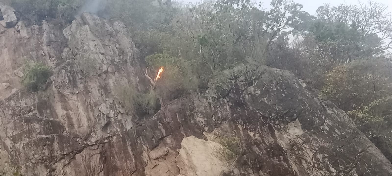 Foto: Sejumlah titik api masih terpantau di kawasan Bukit Arewatang, Kecamatan Pamboang, Kabupaten Majene, Kamis (6/8/2026). (Dok. Kamil)