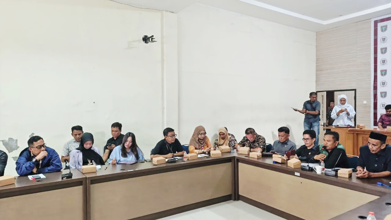 Foto: DPRD Polman dan Pihak PT PNM saat Rapat Dengar Pendapat (RDP) bersama korban pencairan dana fiktif dan penyalahgunaan data pribadi oleh PNM Unit Mekaar Wonomulyo. (Dok. HW)