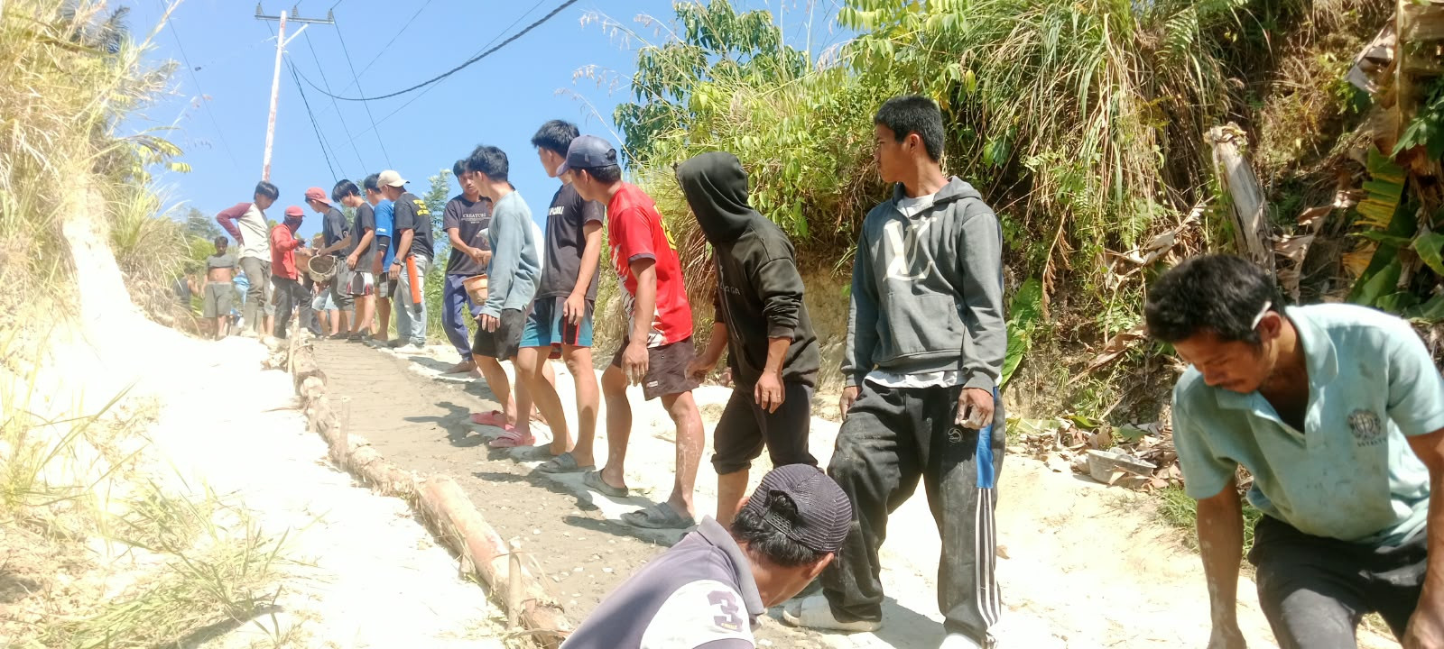 Ketgam: Warga Dusun Rattepadang, Desa Awo, Kecamatan Tammero'do Sendana, Majene, bergotong royong memperbaiki jalan rusak secara swadaya dengan patungan membeli material, Jumat (7/8/2026). (Dok. Kamil)