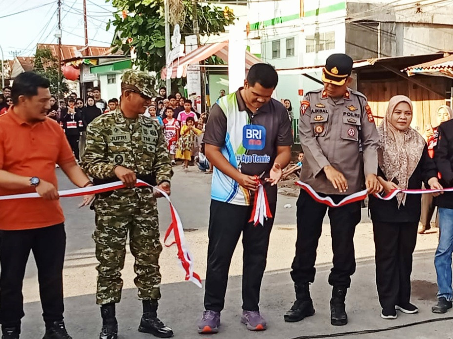 Ketgam: Bupati Bantaeng M. Fathul Fauzy Nurdin bersama jajaran Forkopimda dan warga saat meresmikan Gapura Kampung Bissampole, Kelurahan Pallantikang, Kecamatan Bantaeng. (Dok. Ismail)