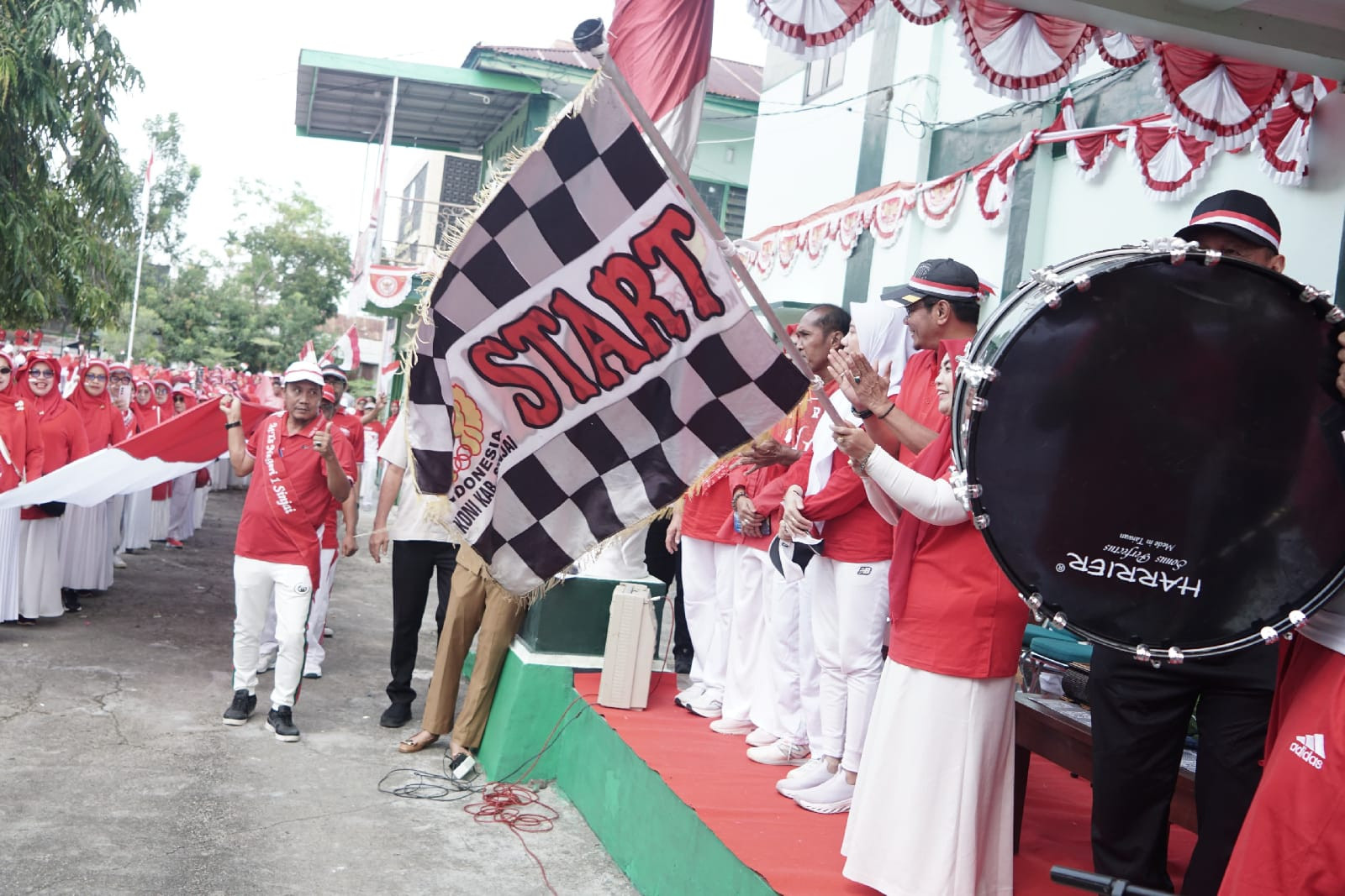 Momen Bupati Sinjai Ratnawati Arif melepas pawai Merah Putih.