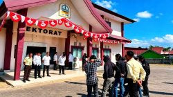 Ketgam: Suasana aksi Aliansi Mahasiswa IAIN Bone di depan gedung rektorat, Senin (10/8/2026), saat menyuarakan tuntutan transparansi dan akuntabilitas pengelolaan kampus. (Dok. Babe)