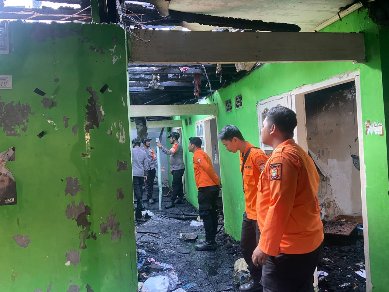 Ketgam: Petugas BPBD bersama personel terkait melakukan asesmen di lokasi kebakaran di Jalan Kandea 3 Lorong 2 dan 3, Kelurahan Baraya, Kecamatan Bontoala, Makassar, Selasa (11/8/2026). Kondisi bangunan tampak hangus dan mengalami kerusakan setelah kebakaran yang berdampak pada 37 rumah. (ENews/BPBD Makassar)
