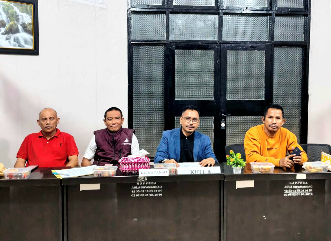 Foto: Pansel Direktur Perumda Wai Tipalayo Polman saat mengumumkan nama-nama yang lolos melalui UKK. (Dok. HW)