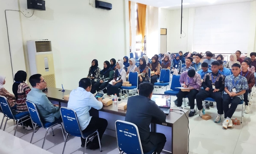 Ketgam: 30 pelajar dari berbagai sekolah di Kabupaten Polewali Mandar belajar politik di DPRD Polman. (Dok. HW)