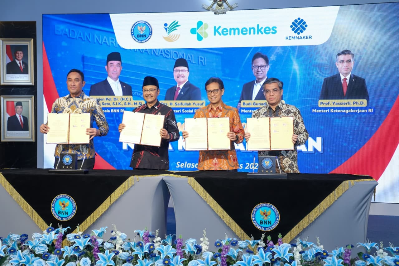 Ketgam: Menteri Ketenagakerjaan Yassierli bersama Kepala BNN Suyudi Ario Seto, Menteri Sosial Saifullah Yusuf, dan Menteri Kesehatan Budi Gunadi Sadikin menunjukkan dokumen kerja sama sinergi rehabilitasi dan pascarehabilitasi penyalahgunaan Napza di Bogor, Jawa Barat, Selasa (11/8/2026).